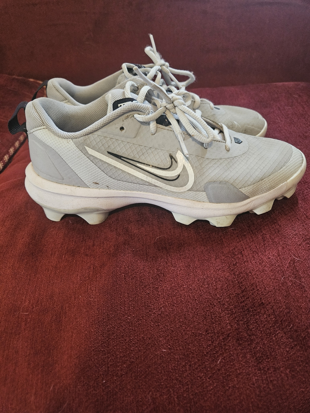 Nike Gray White Baseball Cleats - Swoosh Detail